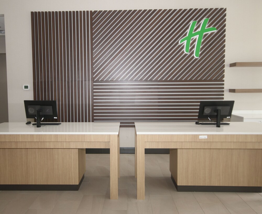 Holiday Inn Hotel & Suites Fayetteville W Fort Bragg Area by IHG - photo 2