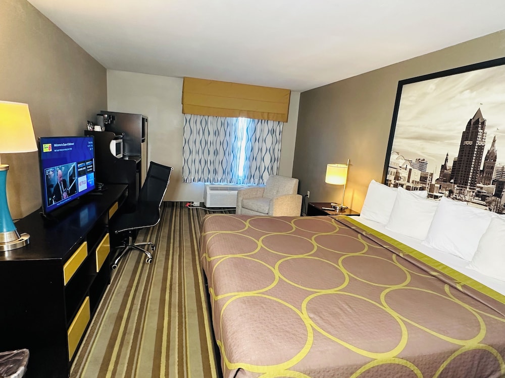 Delavan Inn and Suites - photo 9