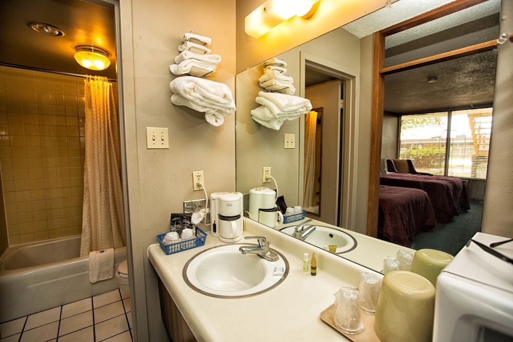 Norfolk Country Inn and Suites - photo 16