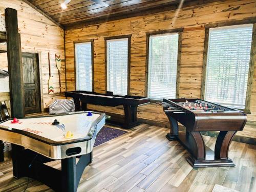 New Cabin w Hot Tub Views Sleeps 12 — 4-Star Luxury Hotel in Broken Bow, United States