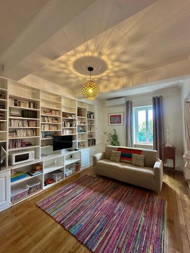 Grand Loft Lumineux Hyper Centre & Parking Prive in Montelimar, France