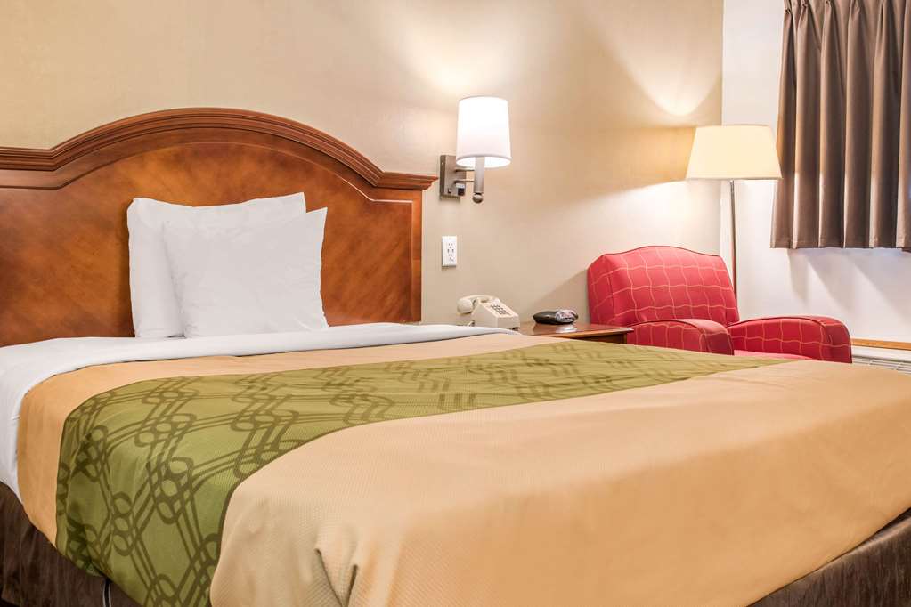 Econo Lodge Holland Toledo - photo 7