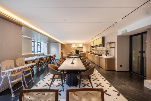 Atour Hotel Guiyang Convention & Exhibition City Yue Ran Plaza — 4-Star Luxury Hotel in Guiyang, People's Republic of China