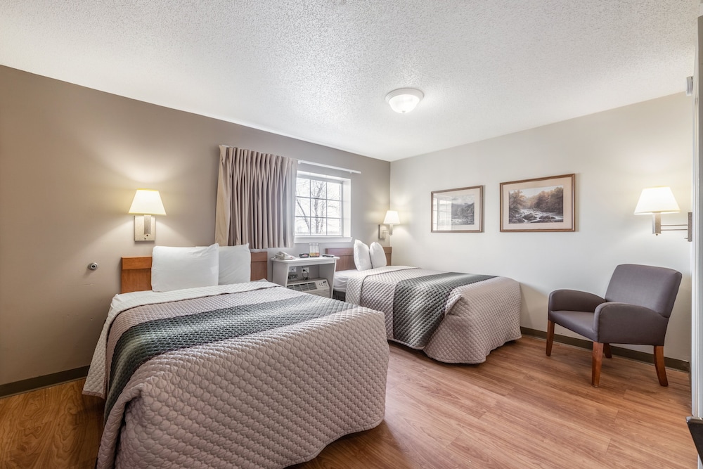 HomeTowne Studios & Suites by Red Roof Charlotte Concord - photo 10