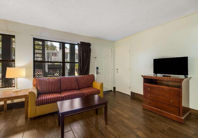 Econo Lodge Inn & Suites Fulton Rockport - photo 60