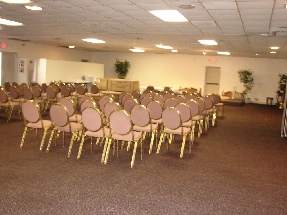 Columbus Inn & Suites - photo 18