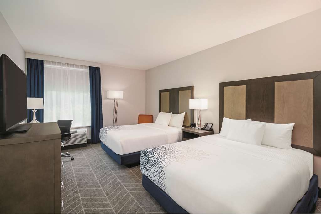 La Quinta Inn & Suites by Wyndham Opelika Auburn - photo 10