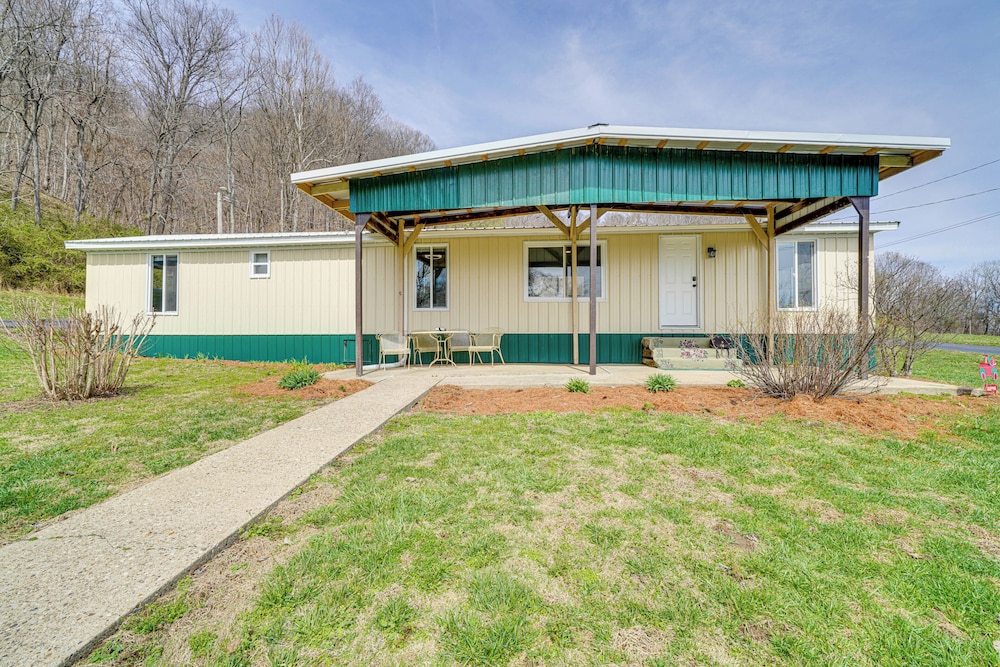 3 Mi to Caesars Casino: Indiana Retreat w Patio in New Albany, United States