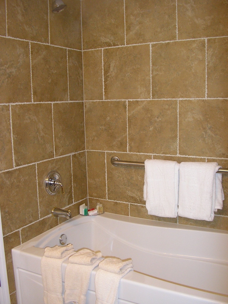 Lake Grassy Inn & Suites - photo 17