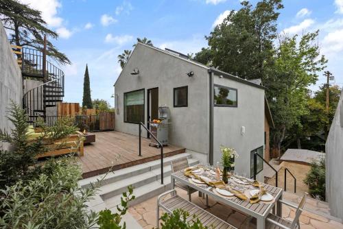 New Listing Hillside Villa by Colby & Conrad — 4-Star Luxury Hotel in Los Angeles, United States