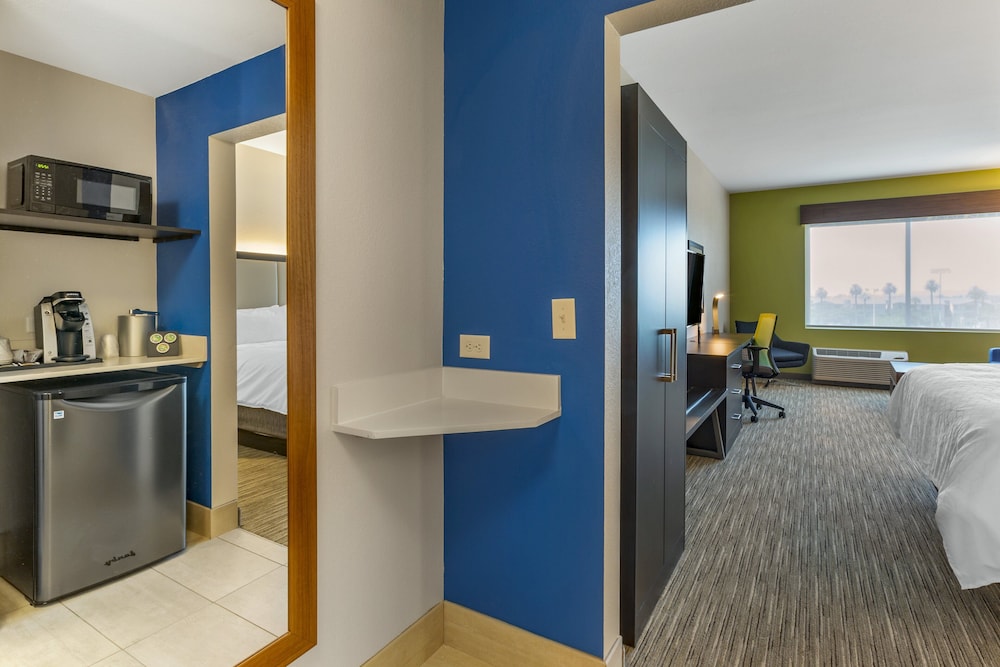 Holiday Inn Express & Suites Phoenix Dwtn State Capitol by IHG - photo 10