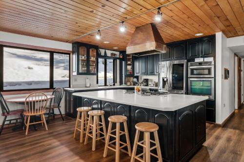 416 Country Club large multi family home — 4-Star Luxury Hotel in Incline Village, United States