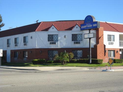 Palms Courtyard Inn - photo 2