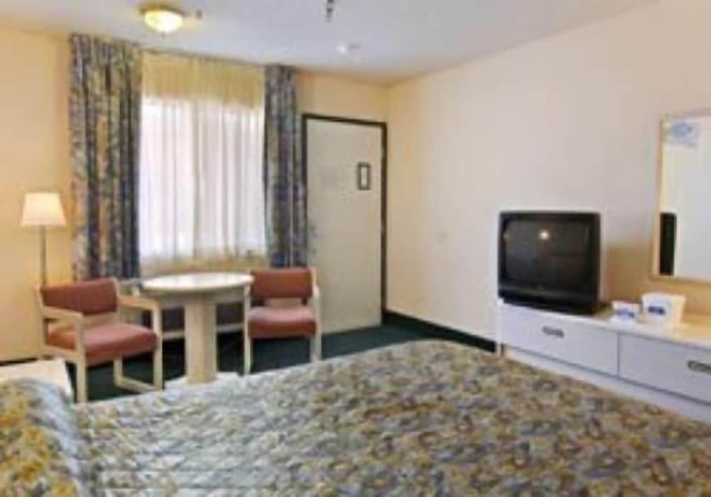 Hilltop Inn & Suites - photo 9