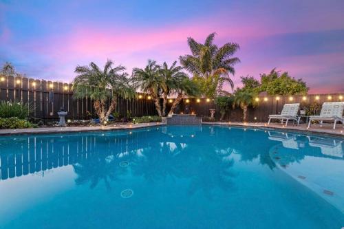 Majestic Views Pool&Jacuzzi Mini Golf Playground — hotel in Spring Valley