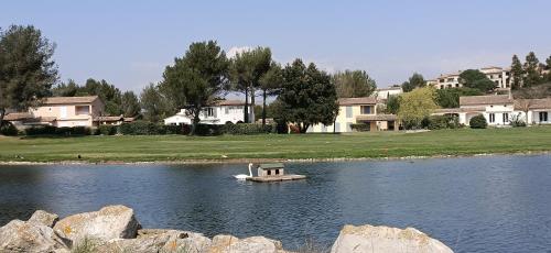 Charmant T2 climatisAc avec belle vue Golf de Pont Royal — 4-Star Luxury Hotel in Mallemort, France