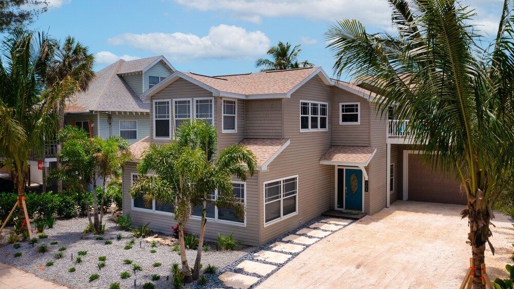Bay Dreamin Walk to the Beach Pier & Pine Ave Heated Pool — 4-Star Luxury Hotel in Anna Maria, United States