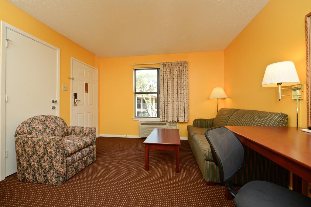 Econo Lodge Inn & Suites Fulton Rockport - photo 3