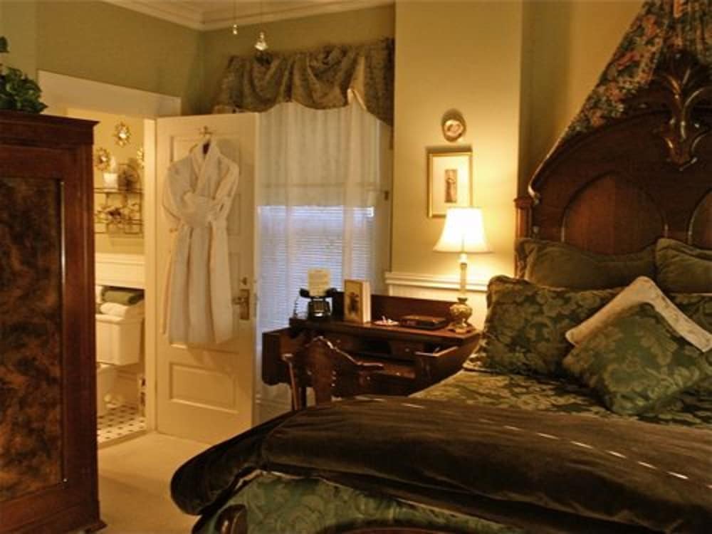 Brass Pineapple Inn - featured photo