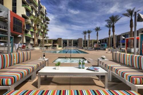 Balcony Luxury High Rise Downtown Fremont Casinos — eco-hotel in Las Vegas