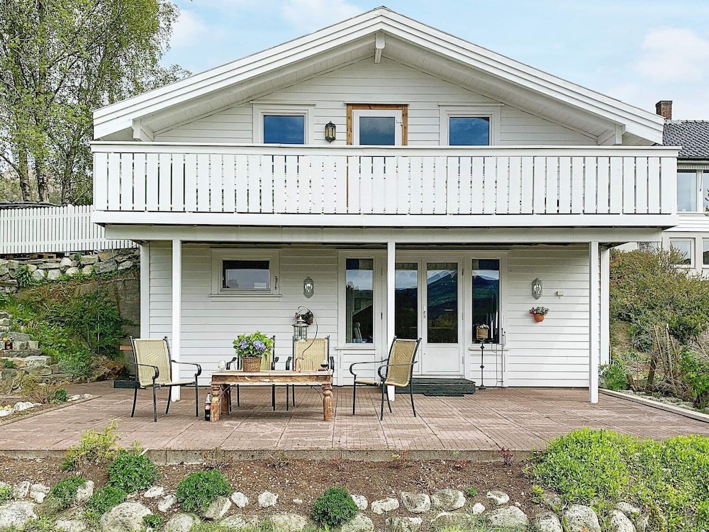 4 Person Holiday Home In Ta 13579940 — Jorpeland