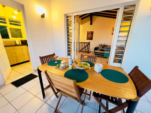 Zandoli piscine vue mer paisible jardin — 4-Star Luxury Hotel in Sainte-Luce, Martinique