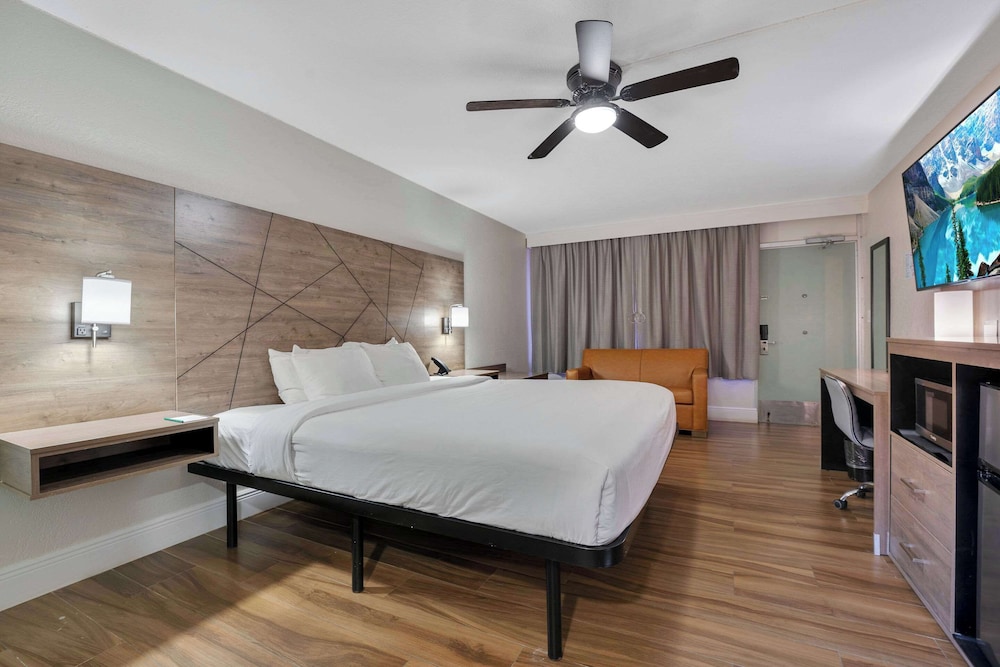 Quality Inn & Suites Airport Cruise Port Hollywood - photo 39