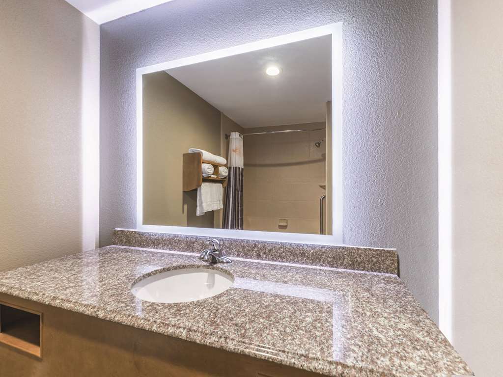 La Quinta Inn & Suites by Wyndham Tulsa Catoosa Route 66 - photo 15