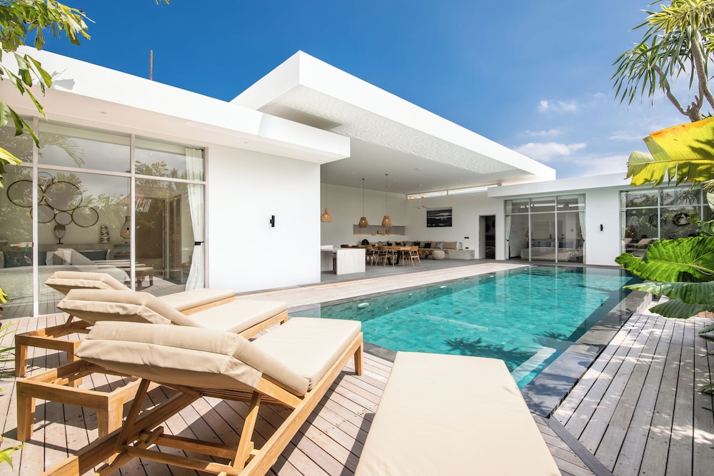 Modern 4 BR villa heart of Canggu 800m to beach — 4-Star Luxury Hotel in Canggu, Indonesia