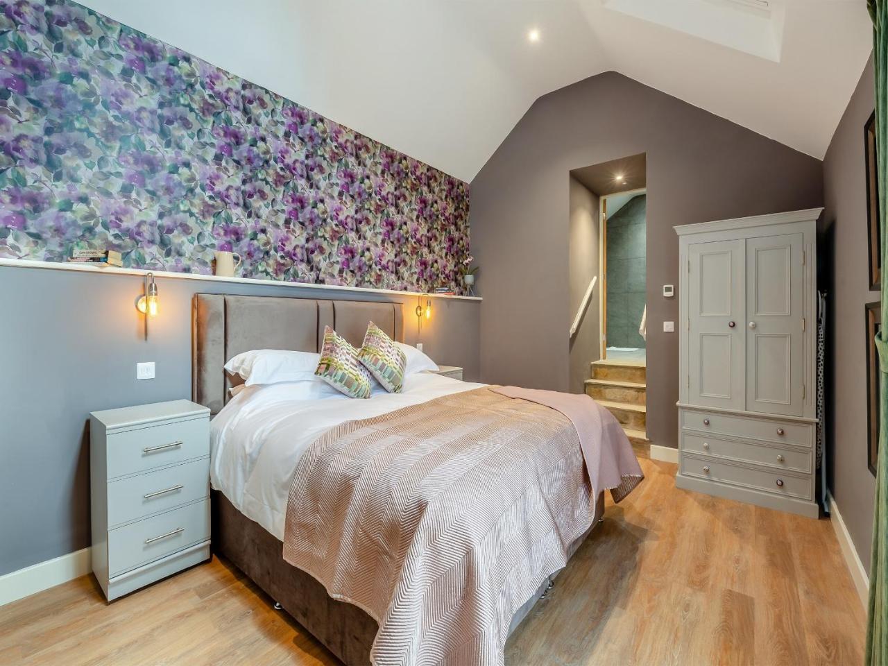 Ling At Holly House Uk44468