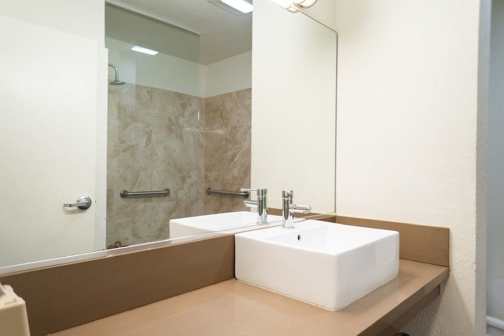 Maywood Inn - photo 26