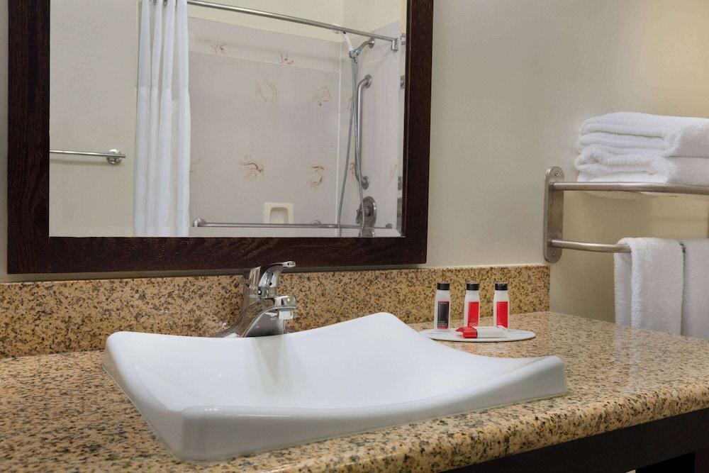Ramada By Wyndham Oakland Downtown City Center - photo 24