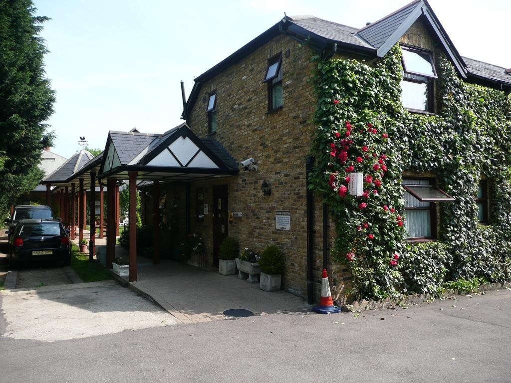 The Cottage Guest House — 4-Star Luxury Hotel in Hounslow, United Kingdom
