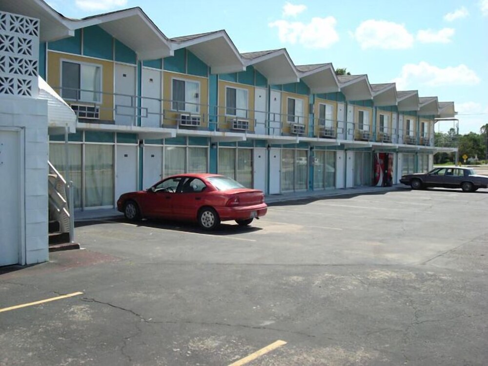 Gray Plaza Motel - photo 20