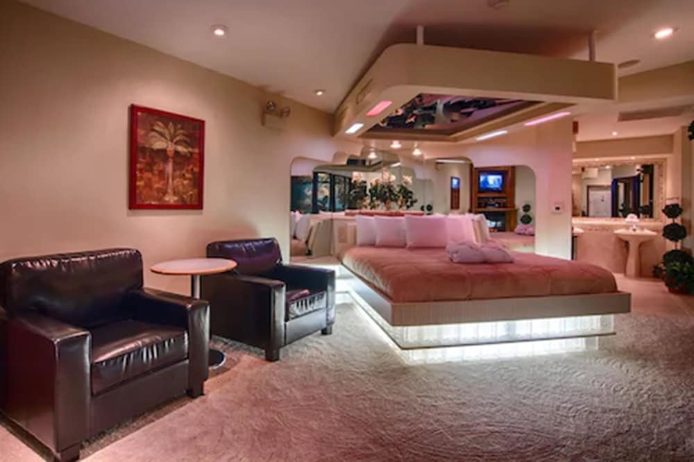 Sybaris Pool Suites Indianapolis - photo 8