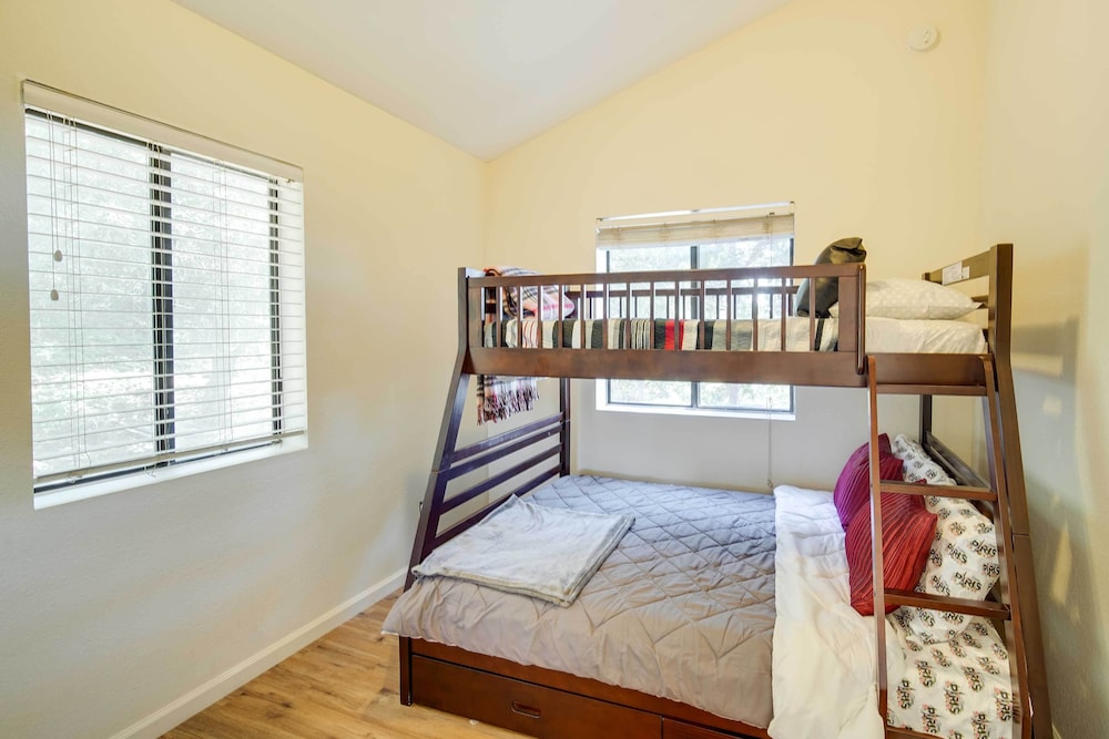 All season Crestline Escape 2 Mi to Lake in Crestline, United States