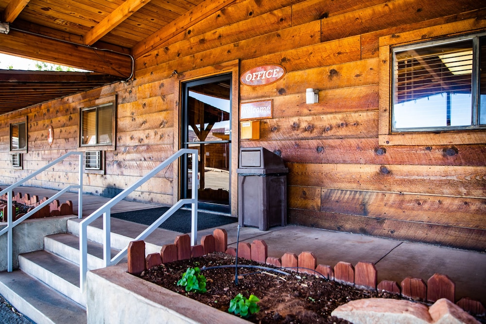 Red Stone Inn - photo 2