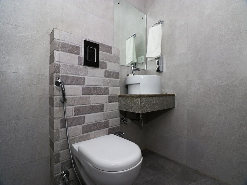 Oyo 24514 Rvid Suites