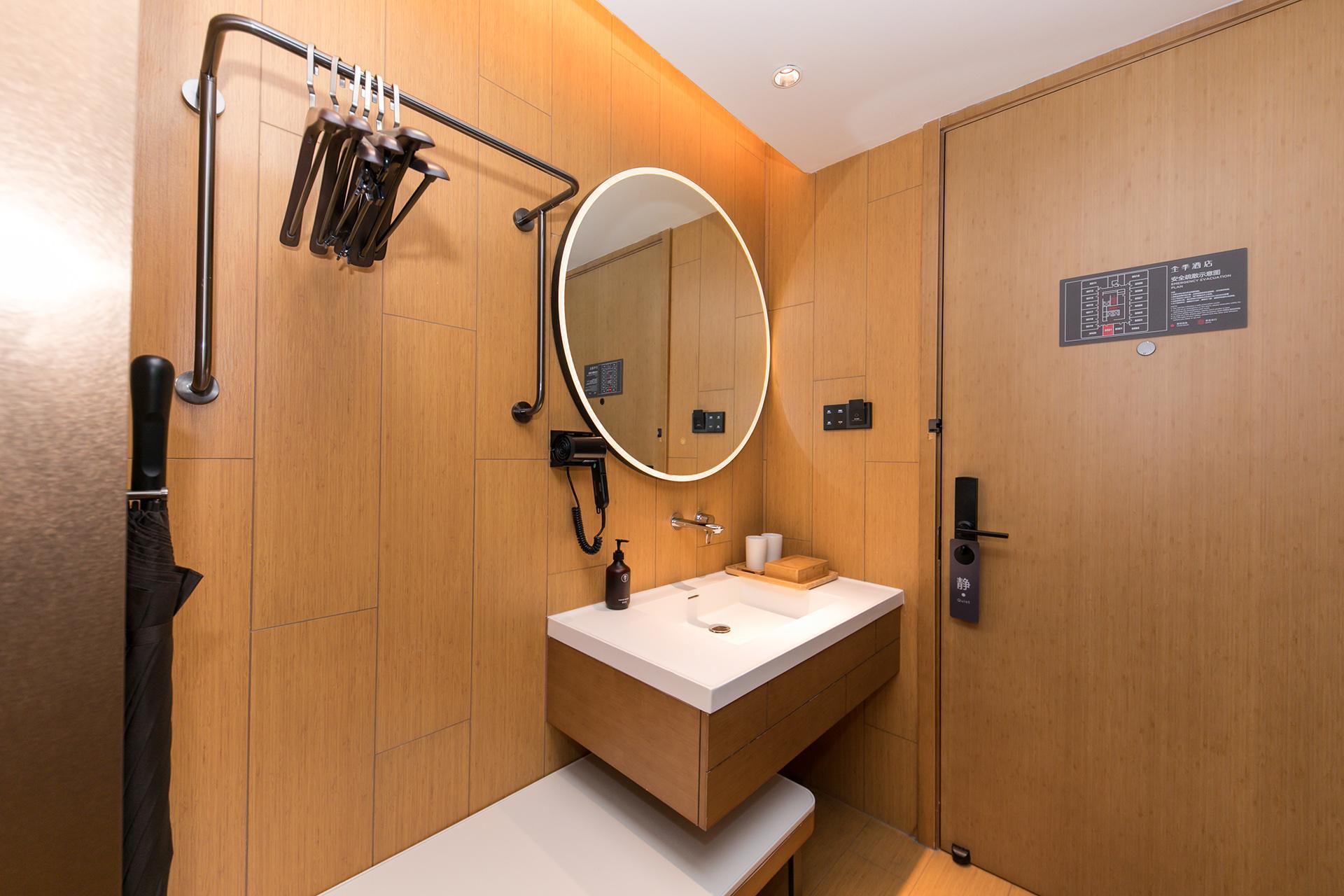 The Whole Season Hotel — hotel in Huainan