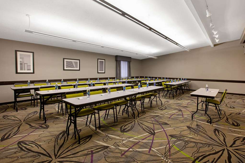 La Quinta Inn & Suites by Wyndham Detroit Metro Airport - photo 29