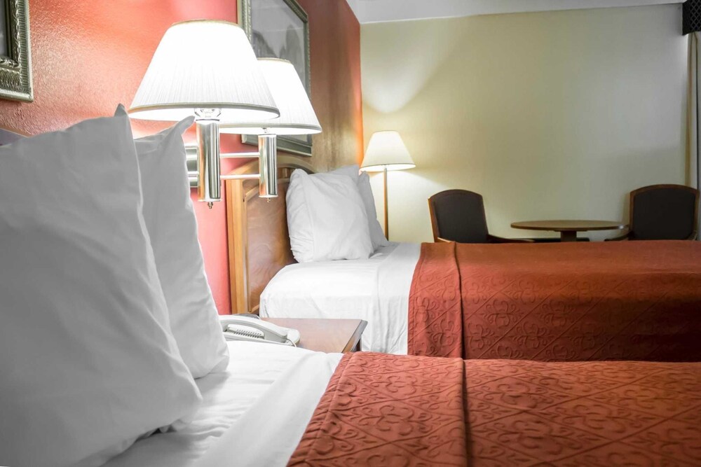 Econo Lodge Wickliffe Cleveland East - photo 29