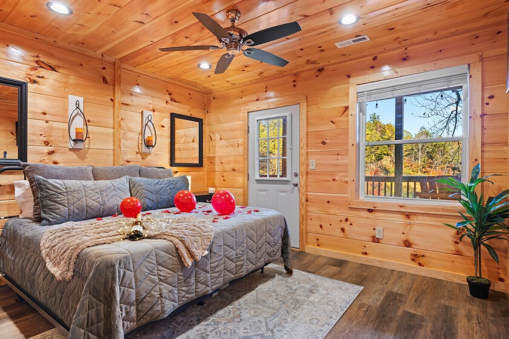 Moonlight Haven by Ghosal Luxury Lodging — 4-Star Luxury Hotel in Pigeon Forge, United States