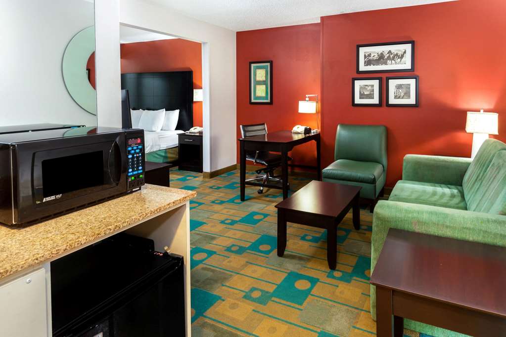 La Quinta Inn & Suites by Wyndham Milwaukee Bayshore Area - photo 16