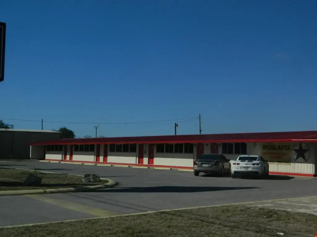 La Plaza Inn & Suites - photo 13