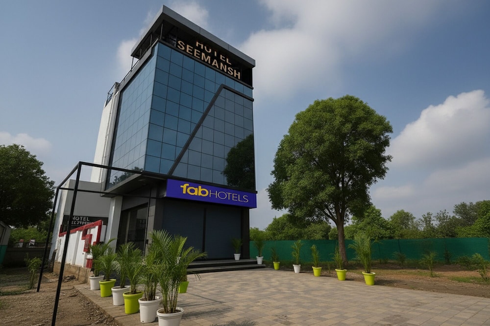 Fabhotel Seemansh — hotel in Sanwer