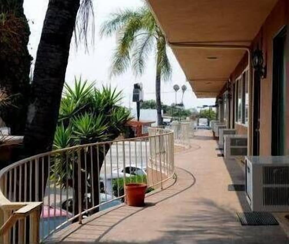 Century Inn - photo 15