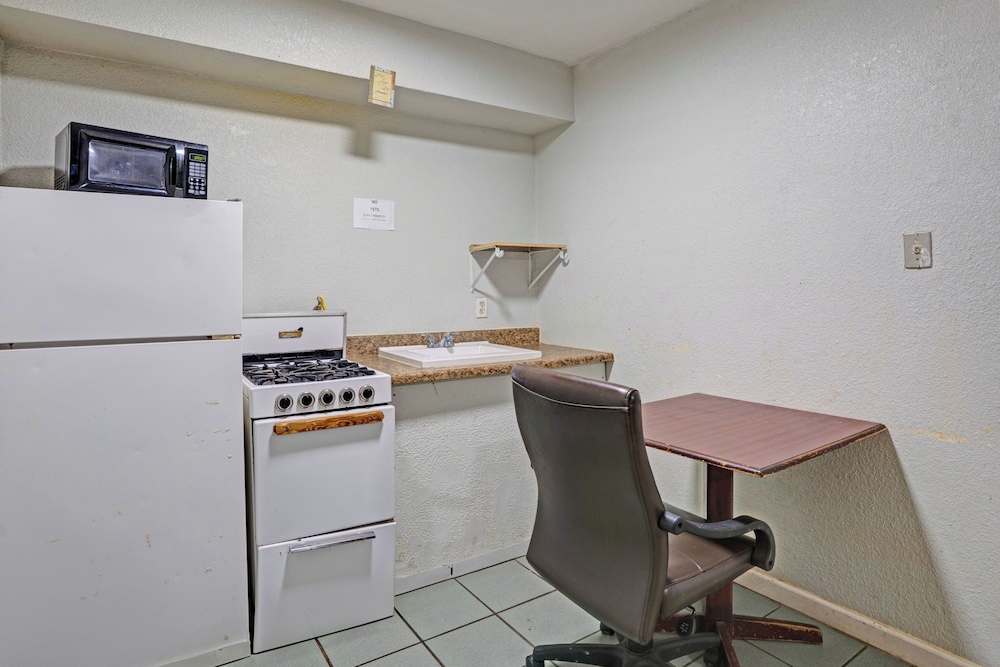 Super 7 Inn By OYO San Antonio NW Medical Center - photo 46