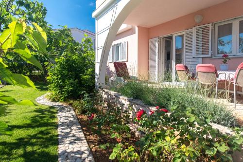Apartment LAVANDA with beautiful garden — 4-Star Luxury Hotel in Krk, Croatia