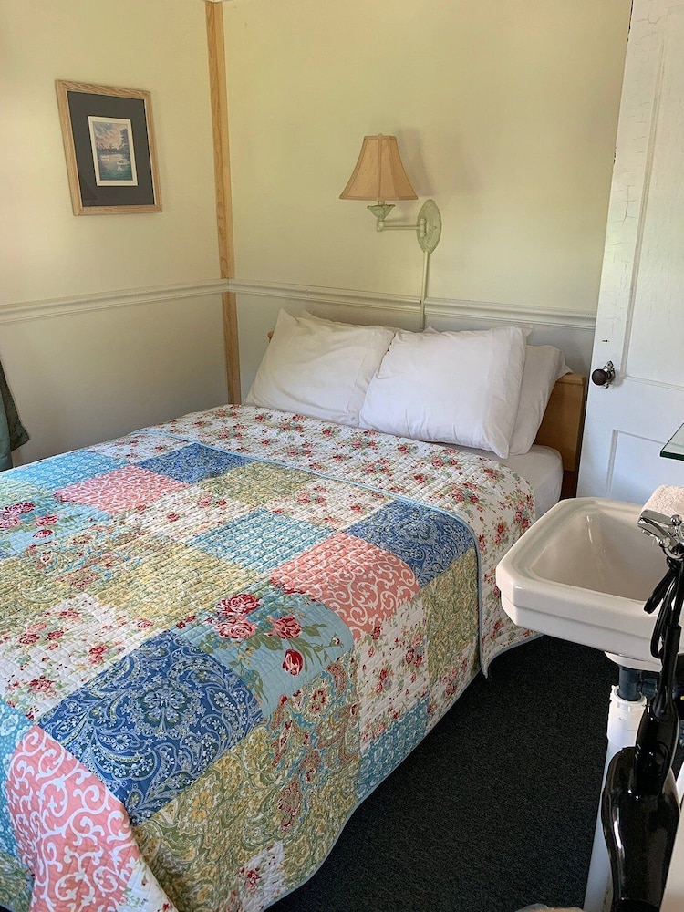 Rock Ledge Motel - photo 10