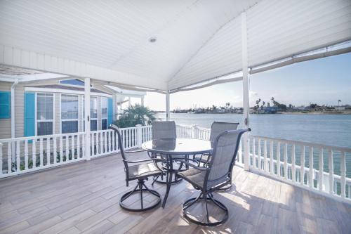 See Dolphins From Your Private Deck with This Beautiful Property — hotel in Port Isabel